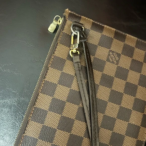 Louis Vuitton Neverfull Wristlet - Picture 6 of 13